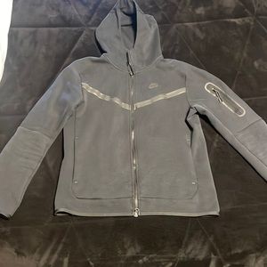 Men’s Nike tech- size medium- great condition barely used